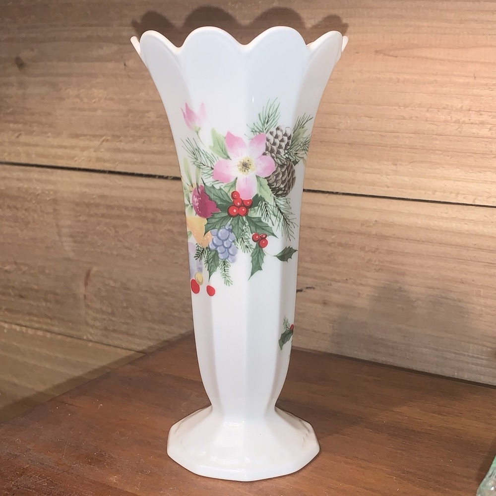 VTG 7" Mikasa Ivory Bone China Vase Holiday‎ Bouquet Japan Holly Floral Fruit